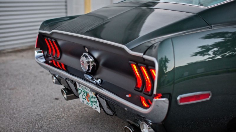 Классический Ford Mustang детектива Буллита с современной начинкой