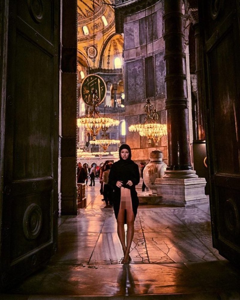 Ради "голого" фото модель задрала юбку в соборе Святой Софии в Стамбуле