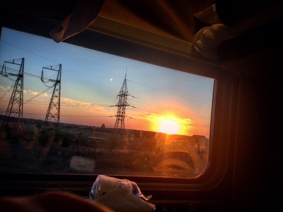 Под стук колес. Вид из окна поезда. Закат из окна поезда. Вид с окна поезда. Вид из окна вагона поезда.