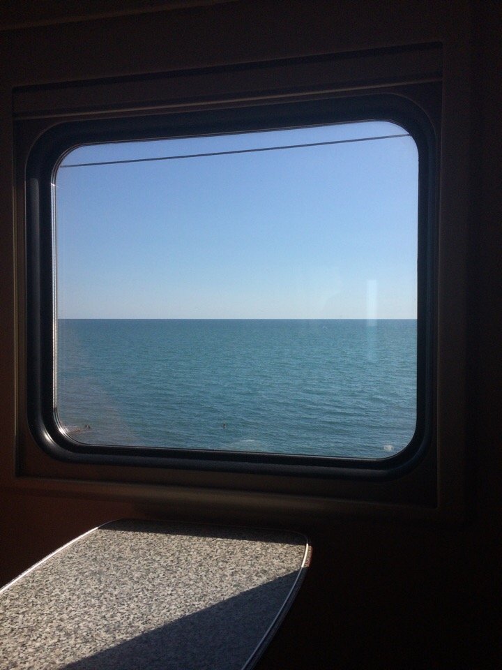 В поезде на море