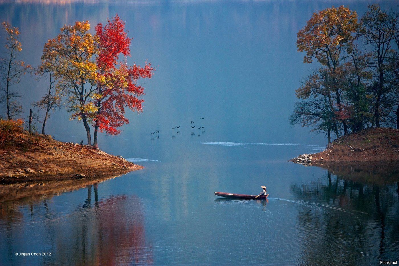 Лодка на озере в горах осенью