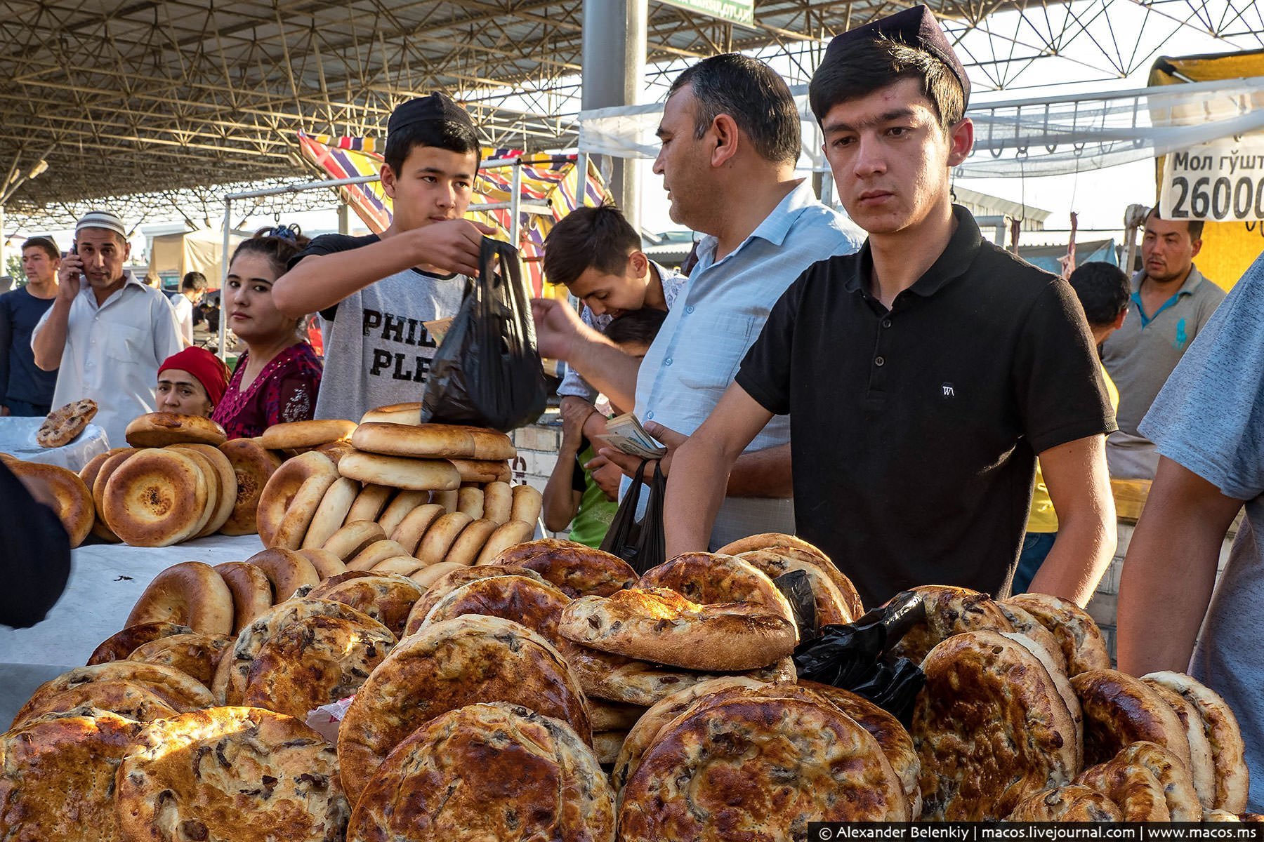 Сделай на узбекском. Узбекская еда. Лепешки узбекские на рынке. Узбекские лепешки на базаре. Узбекистан рынок.
