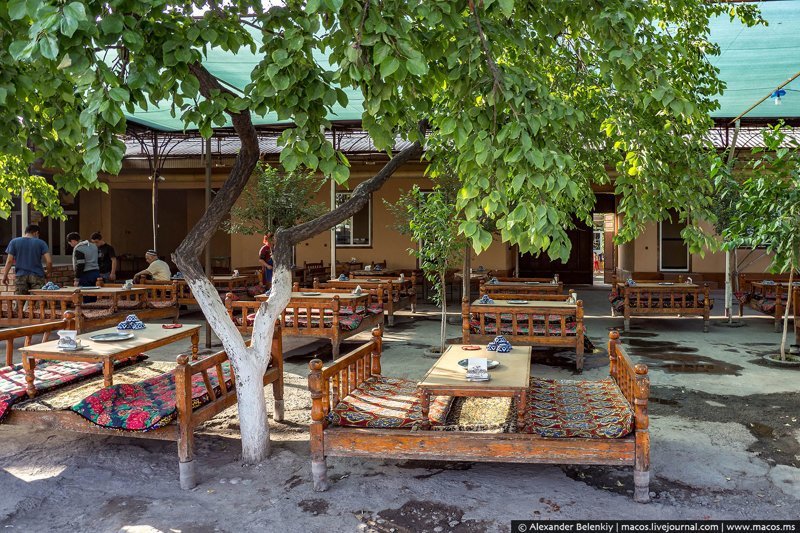  Узбекская классика: уличная чайхана, прямо на асфальте стоят столы-кровати, на топчанах нужно не сидеть, не лежать, а именно возлежать.
