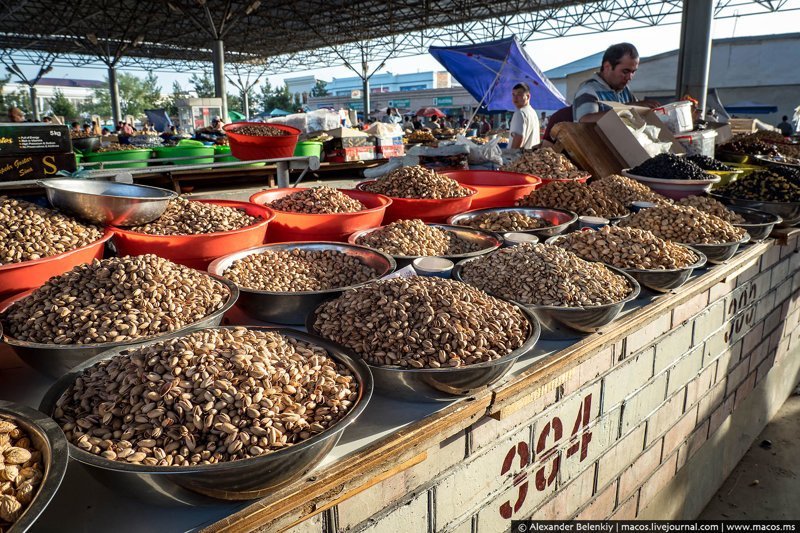 А вот орехи в Узбекистане — разочарование. Может быть, зависит от сезона, но кешью и миндаля вообще не было, а фисташки мелкие. 