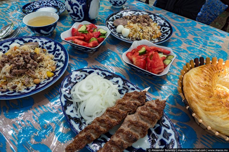  Типичный обед выглядел так: пара шпажек шашлыка или люля, плов, салат из огурцов и помидоров (по узбекски ачик-чучук). Чай и лепёшка — само собой разумеющееся! 
