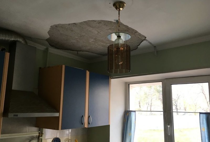 Жительницу Хабаровска обвинили в разрушении пятиэтажки унитазом: видео