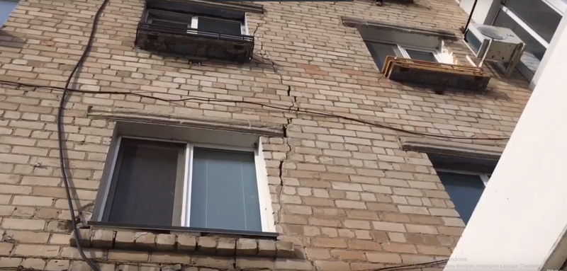 Жительницу Хабаровска обвинили в разрушении пятиэтажки унитазом: видео