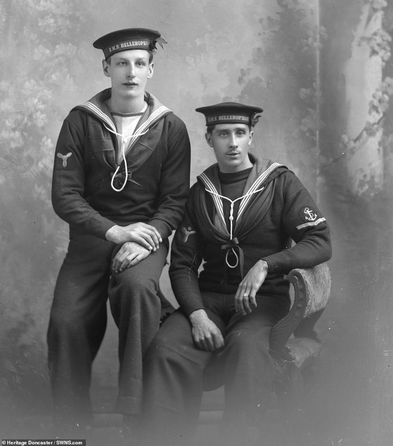 Снимок двух молодых офицеров судна HMS Bellerophon. Корабль был построен для Королевского флота в первом десятилетии 20-го века.