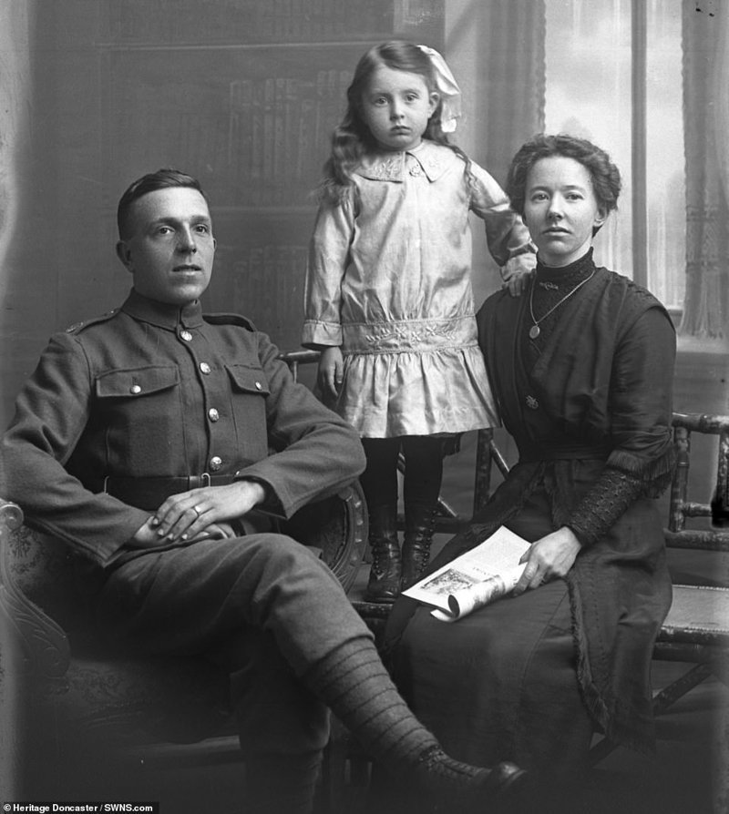 Есть истории тех, кто не вернулся с войны. На фото - рядовой Джон Гласби (слева) с женой Мейбл и дочерью. Пара поженилась в 1911 году. Рядовой Гласби погиб а Бельгии шесть лет спустя.