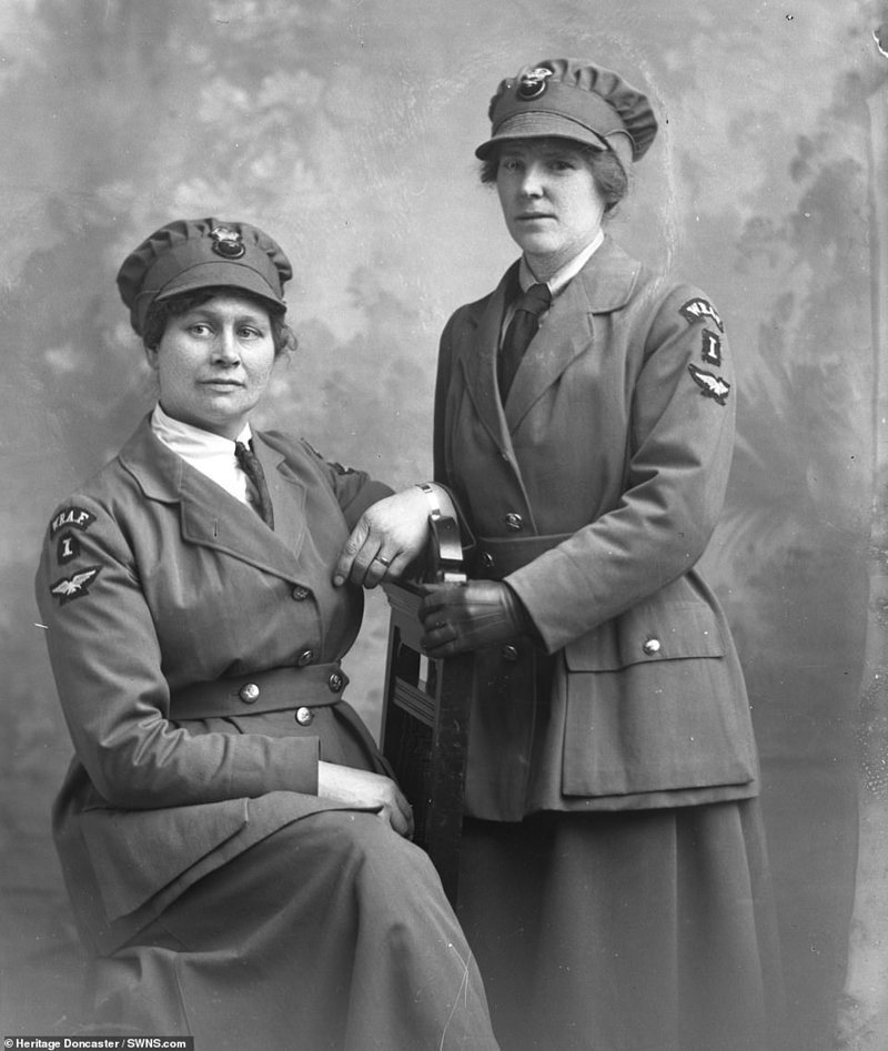 Две женщины из WRAF - женских королевских военно-воздушных сил Великобритании