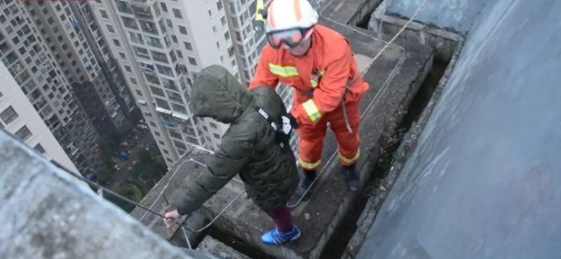 Мальчик так не хотел в школу, что забрался на 33-этажное здание