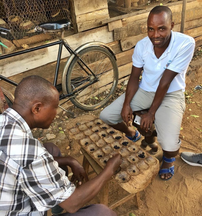 Мужчины играют в Гисоро - традиционную игру в Бурунди
