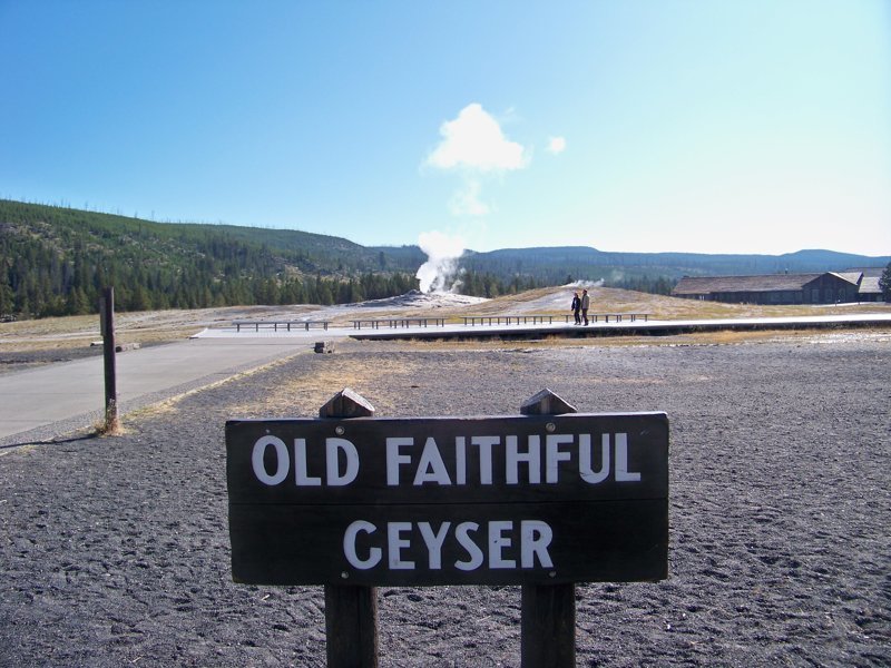 Самый знаменитый гейзер парка - "Старый служака" Old Faithful Geyser