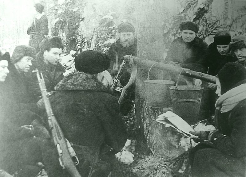  Бойцы партизанского отряда Уваровского района на привале в зимнем лесу.