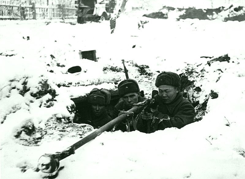 Расчет советского противотанкового ружья ПТРД-41 на позиции во время битвы за Москву. Зима 1941 — 1942 гг. 