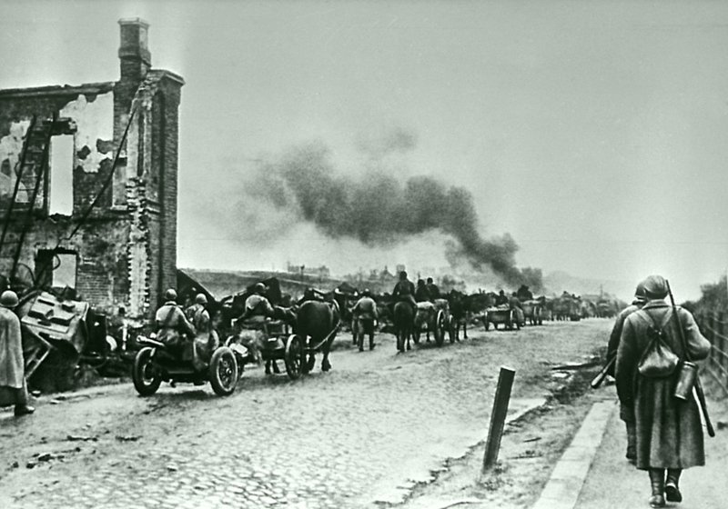 Советские войска после ожесточенных боев вступают в Ельню. 6-го сентября 1941 года город был освобожден частями 24-й и 43-й армий (первое освобождение города). 