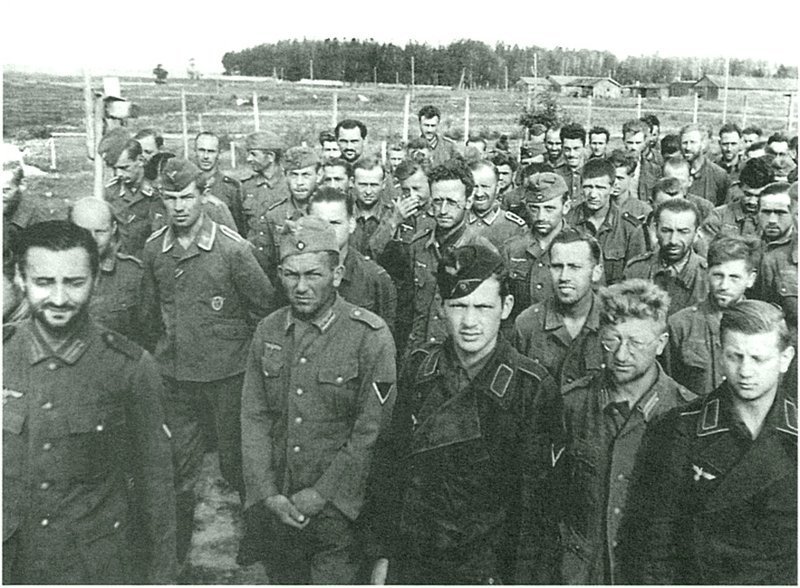 Немецкие пленные — солдаты вермахта и люфтваффе — захваченные под Смоленском в июле 1941 года, находящиеся в пересыльном лагере. 