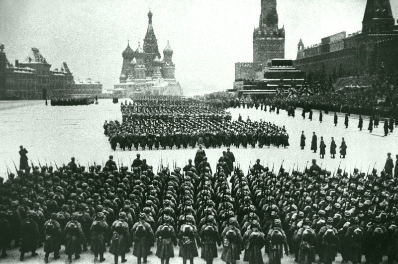 Военный парад на Красной площади 7 ноября 1941 года. Колонны бойцов проходят мимо Мавзолея Ленина. 