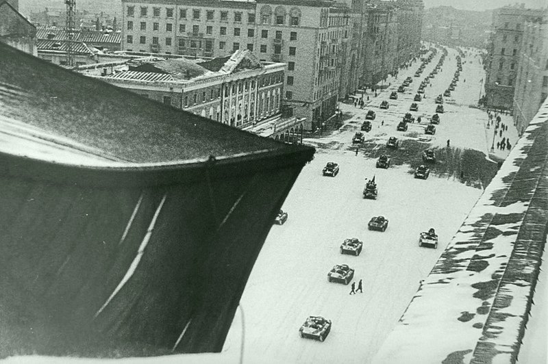 Советские танки движутся по улицам Москвы на военный парад на Красной площади, состоявшийся 7 ноября 1941 года. 