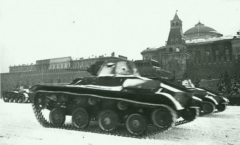Танки Т-60 на Красной площади во время парада 7 ноября 1941 года. 