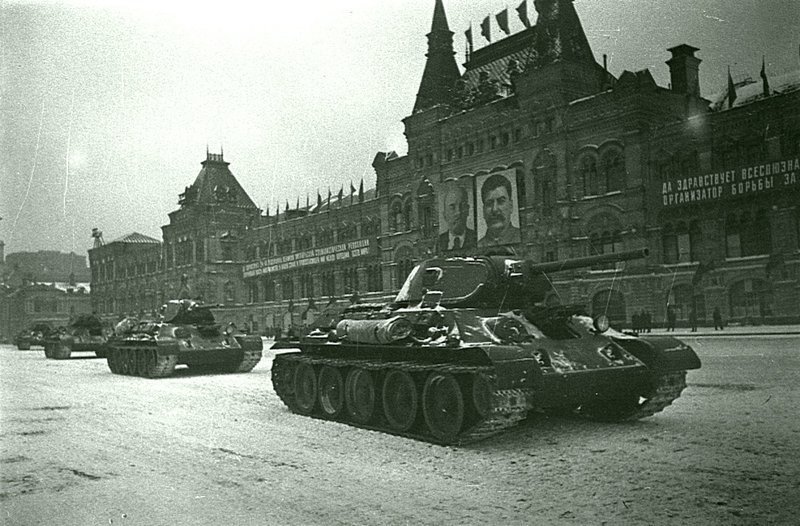 Советские средние танки Т-34 на параде на Красной площади 07.11.1941 г. 
