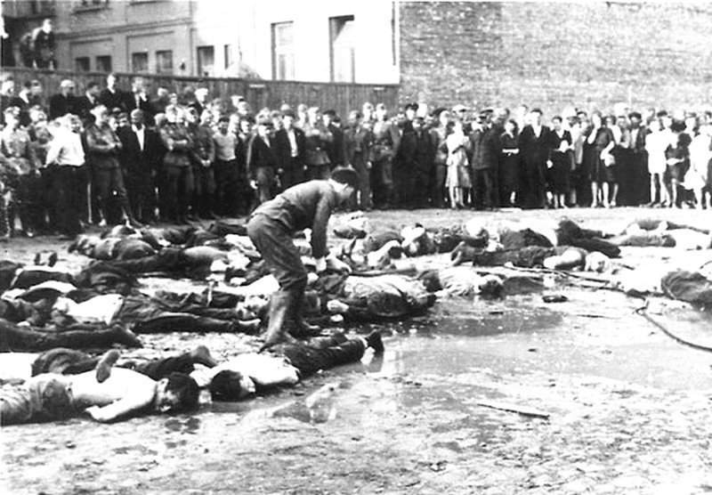 Литовские националисты публично убивают евреев во время резни в Каунасе (Ковно) Литва. 27 июня 1941 года .Некоторые из них были убиты лопатами, железными прутьями и другими варварскими методами. 