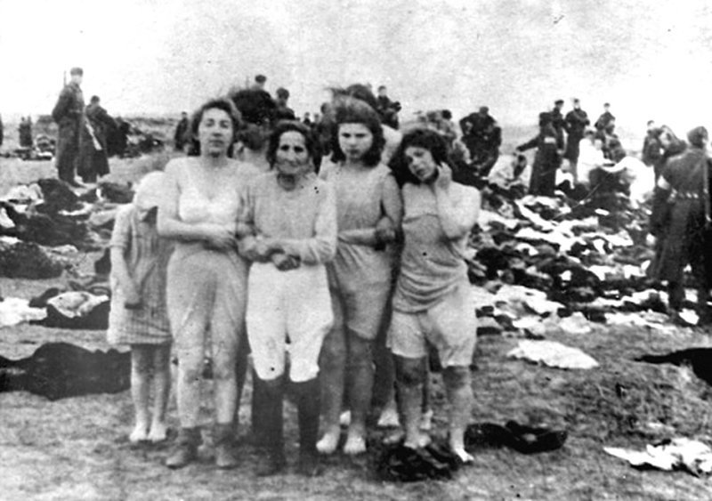 Еврейские женщины перед казнью в Скеде, Латвия, 15-17 декабря 1941 года . 
