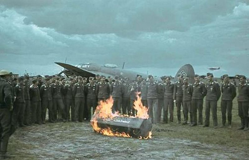 Похороны фашистского летчика во время оккупации Харькова, 1941 г. 