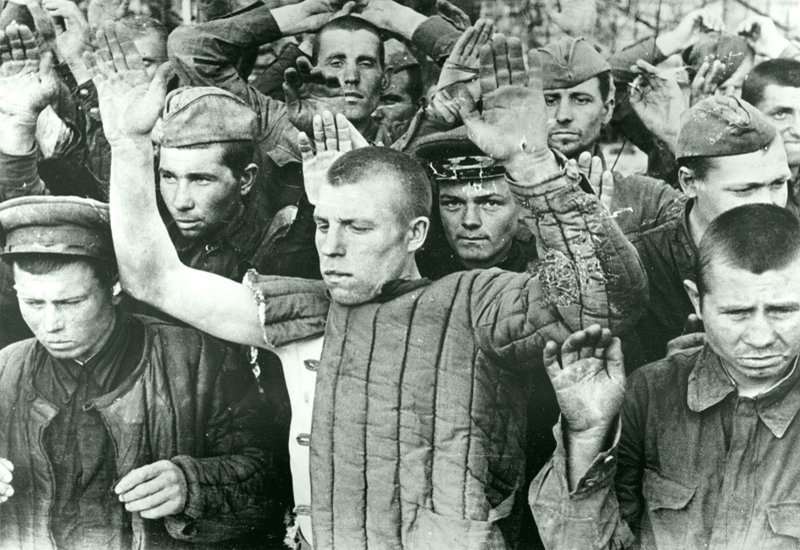 Пленные красноармейцы, захваченные вермахтом летом 1941 года. 