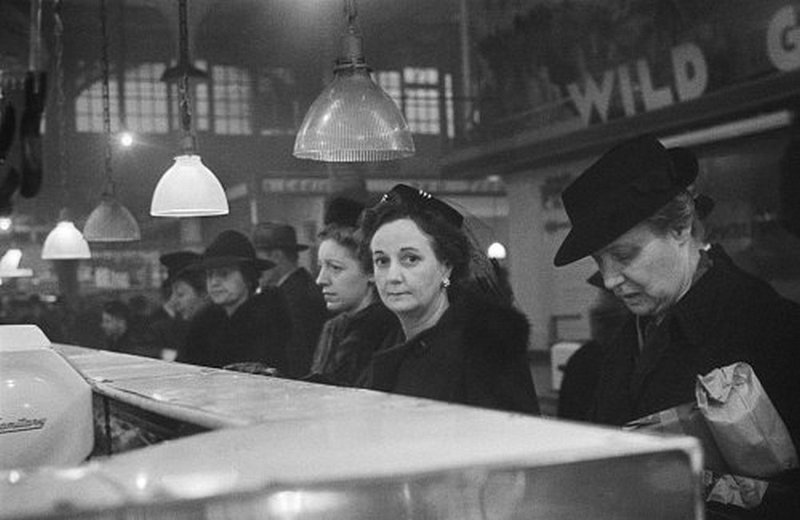 Клиентки ждут очереди у мясника в ходе нормирования продуктов военного времени, Вашингтонский рынок, Нью-Йорк . 1941. 