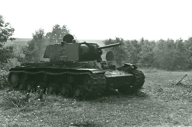Советский тяжелый танк КВ-1 образца 1941 года с корпусом поздних серий с прямыми листами в задней части, брошенный из-за неисправности. Этот же танк запечатлен горящим на другом фото. 