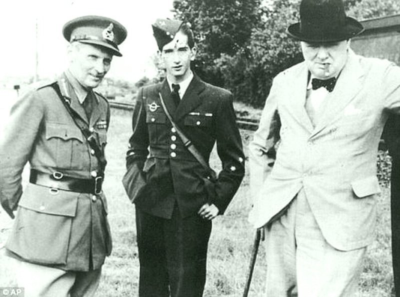 Генерал Монтгомери, с королем Югославии Петром II и сэром Уинстоном Черчиллем в 1941 году 