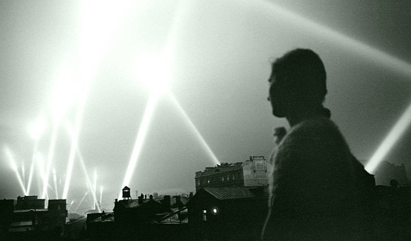 Лучи прожекторов освещают ночное небо Москвы в июне 1941 года. 