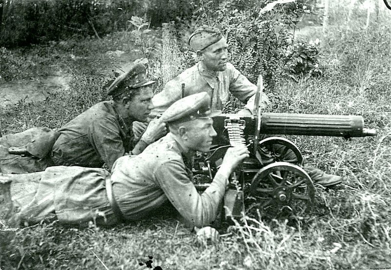 Пограничники готовятся отразить нападение войск гитлеровской Германии в 1941-м году. На фото сидит слева от пулемета «Максим» в пилотке Иван Александрович Кичигин. Прошел всю войну. 