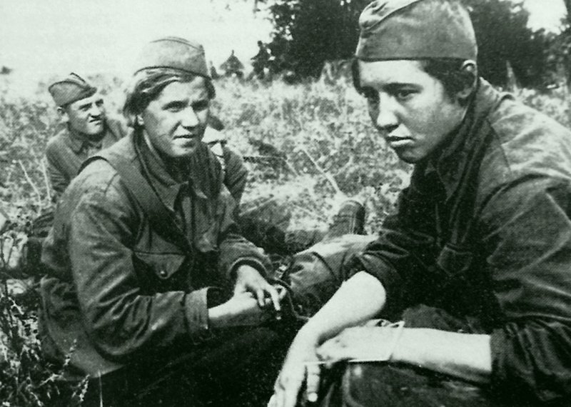 Женщины в группе советских военнослужащих, попавших в немецкий плен в сентябре 1941 г. 