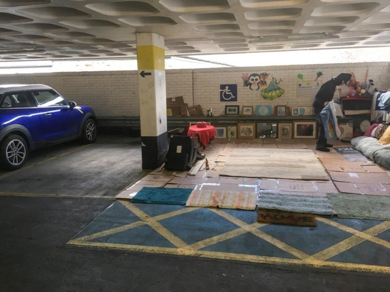 Бездомный британец превратил место на парковке в «номер отеля»