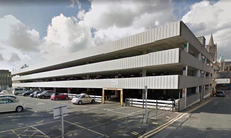 Бездомный британец превратил место на парковке в «номер отеля»