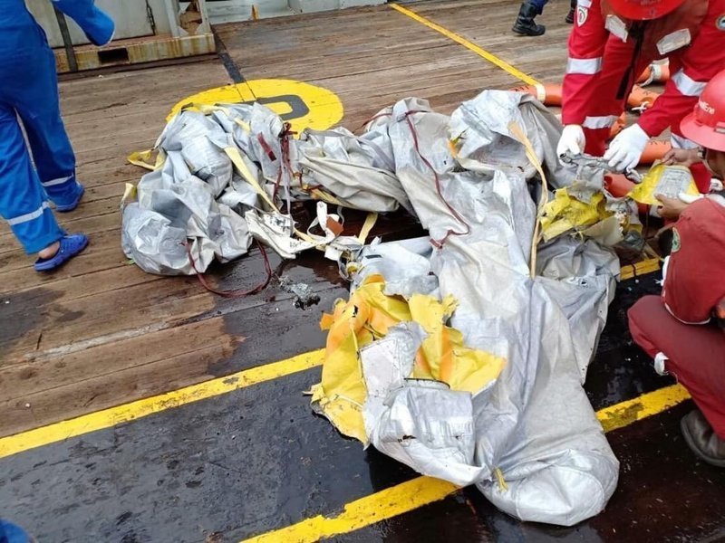 В Индонезии разбился "Боинг" со 189 пассажирами на борту: видео