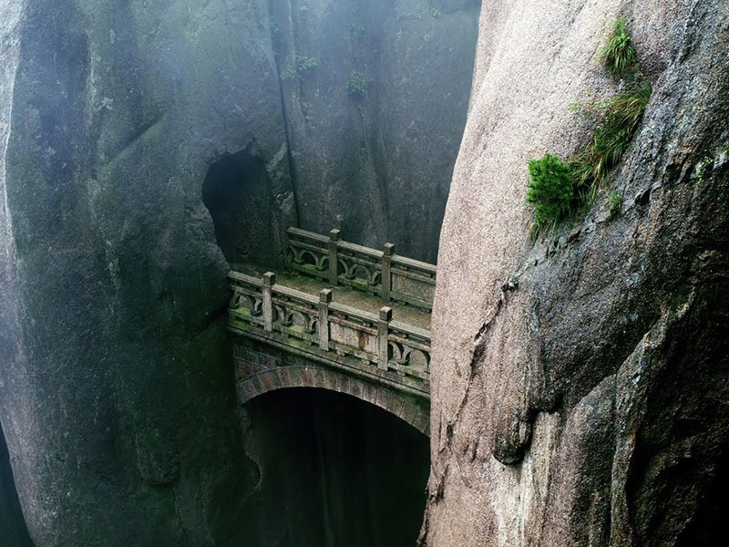 Мост Бессмертных в горах Хуаншань, провинция Аньхой, Китай.