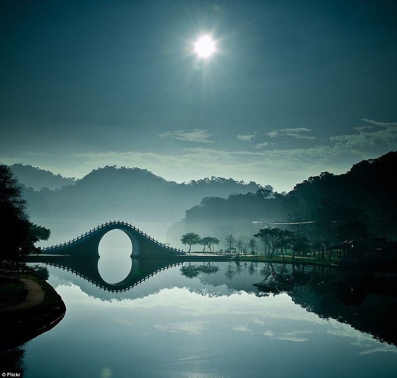 Лунный мост в парке Та Ху, город Тайбэй, Тайвань. 