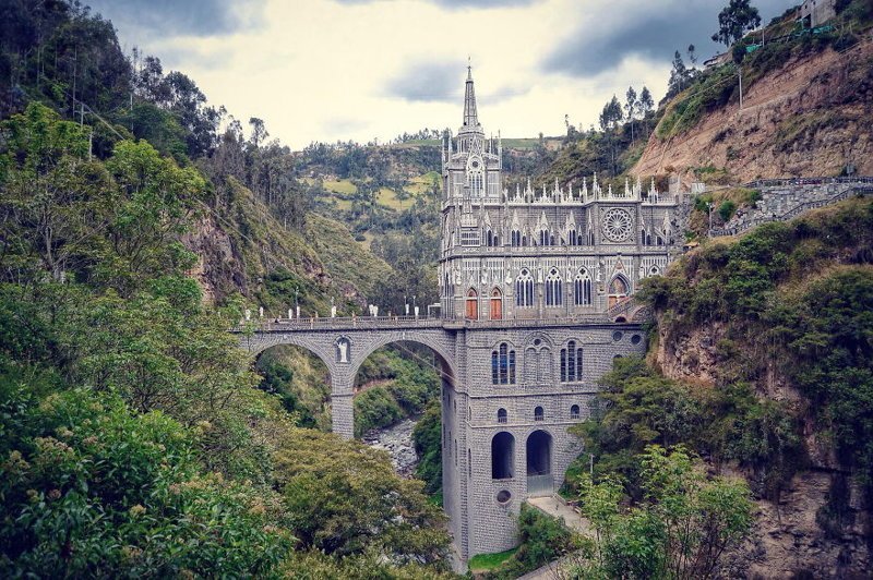 Мост к готическому храму Las Lajas Sanctuary, Колумбия 