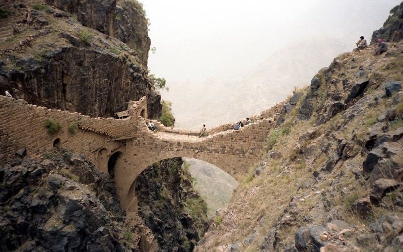Мост в горной деревне Шихара, Йемен 