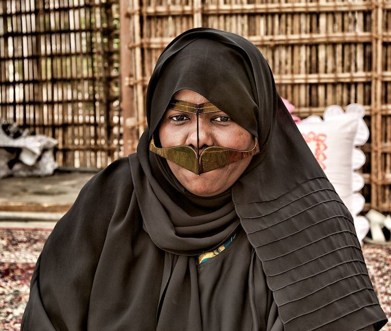 Необычные традиции: почему иранские женщины носят "усы"  