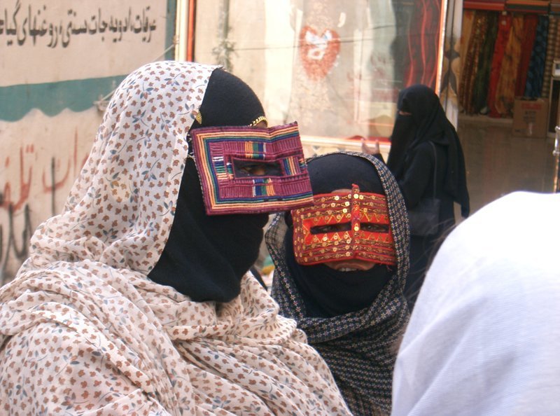 Необычные традиции: почему иранские женщины носят "усы"  
