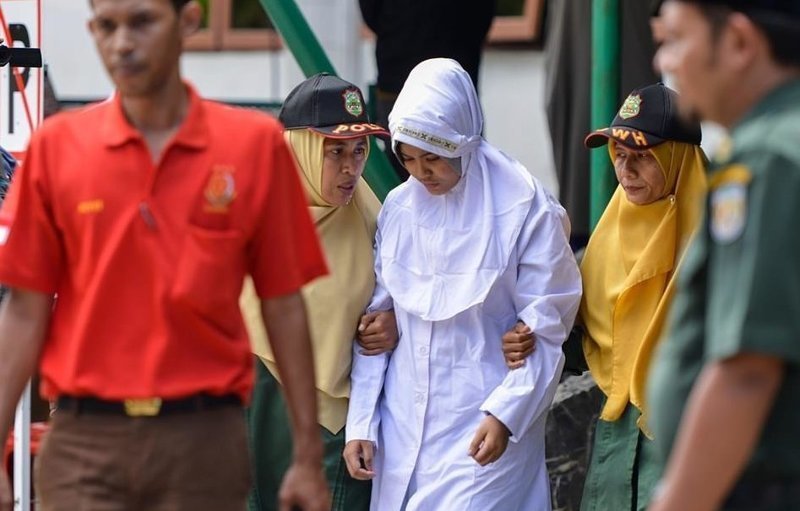 Молодую индонезийку избили палками за близость с бойфрендом