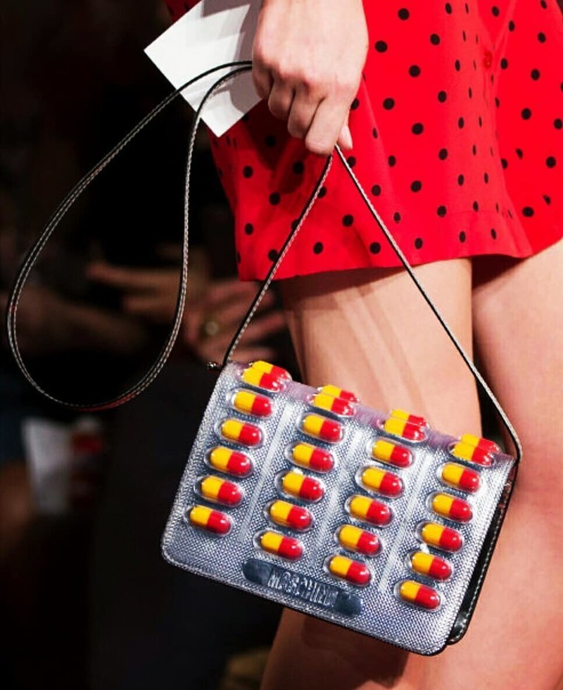 Бренд moschino создал сумку-блистер с таблетками