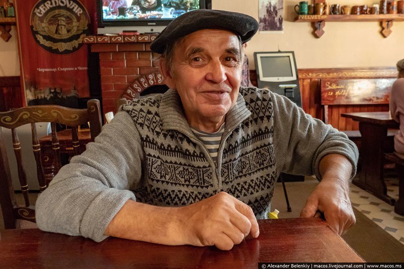 Ланч и никакого бизнеса: в Питере открыли кафе, где стариков кормят бесплатно