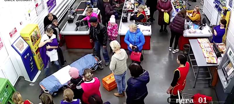 Россиянка отправилась в магазин и родила ребенка прямо у кассы 