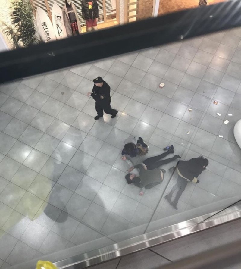 Нелепая смерть: женщина упала с четвертого этажа столичного торгового центра 