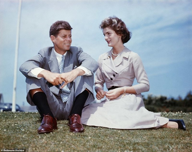 Джон Ф. Кеннеди и Джеки рядом с фамильным домом Кеннеди в Гианнисе (Массачусетс), за несколько месяцев до свадьбы. Они познакомились в 1952 году и поженились в 1953-м